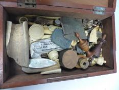 TWO SMALL BOXES OF IVORY, BONE AND WOOD TO INCLUDE CHESS PIECES, HANDLES AND FINIALS.