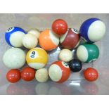 A COLLECTION OF VINTAGE BILLIARDS BALLS TO INCLUDE IVORY MINIATURE BALLS, ETC.