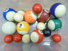 A COLLECTION OF VINTAGE BILLIARDS BALLS TO INCLUDE IVORY MINIATURE BALLS, ETC.