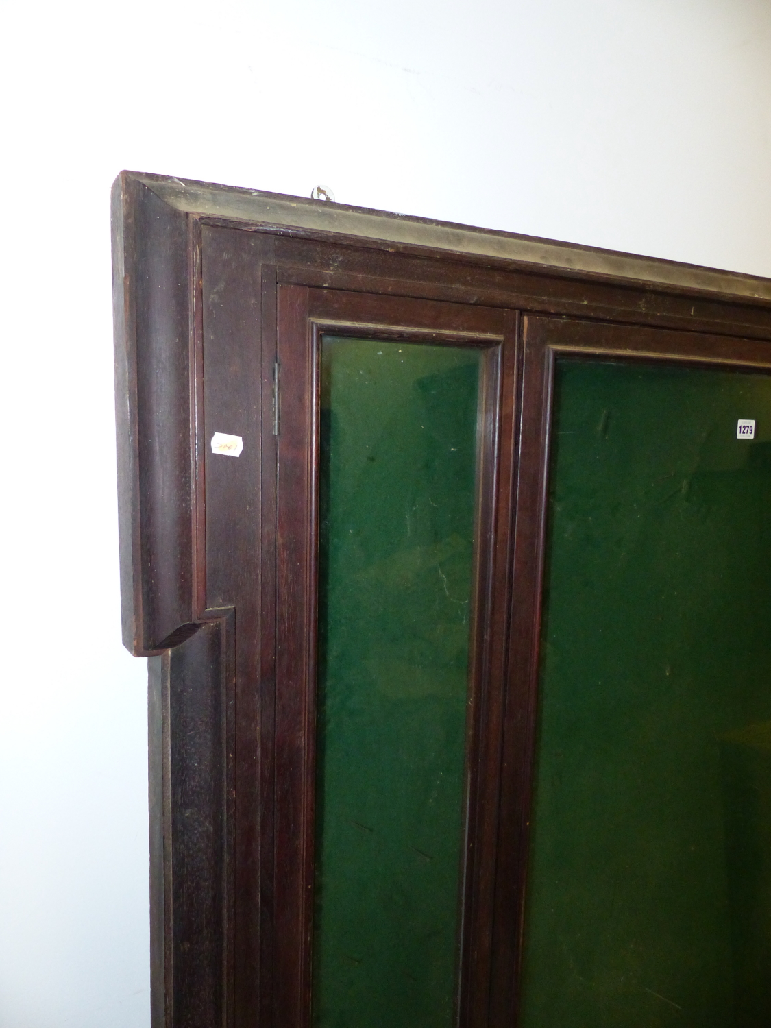 A LATE VICTORIAN MAHOGANY FRAMED GLAZED ROSETTE CABINET OR NOTICE BOARD WITH LOCKING CENTRAL DOOR. - Image 2 of 4