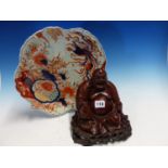 A JAPANESE IMARI LEAF SHAPED PLATE. W 32.5cms. TOGETHER WITH A WOODEN FIGURE OF HOTEI. H 18cms.