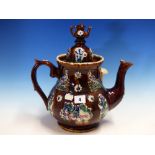 A BARGE WARE TEA POT AND COVER SURMOUNTED BY A TEA POT FINIAL, THE BROWN SIDES WITH COLOURED