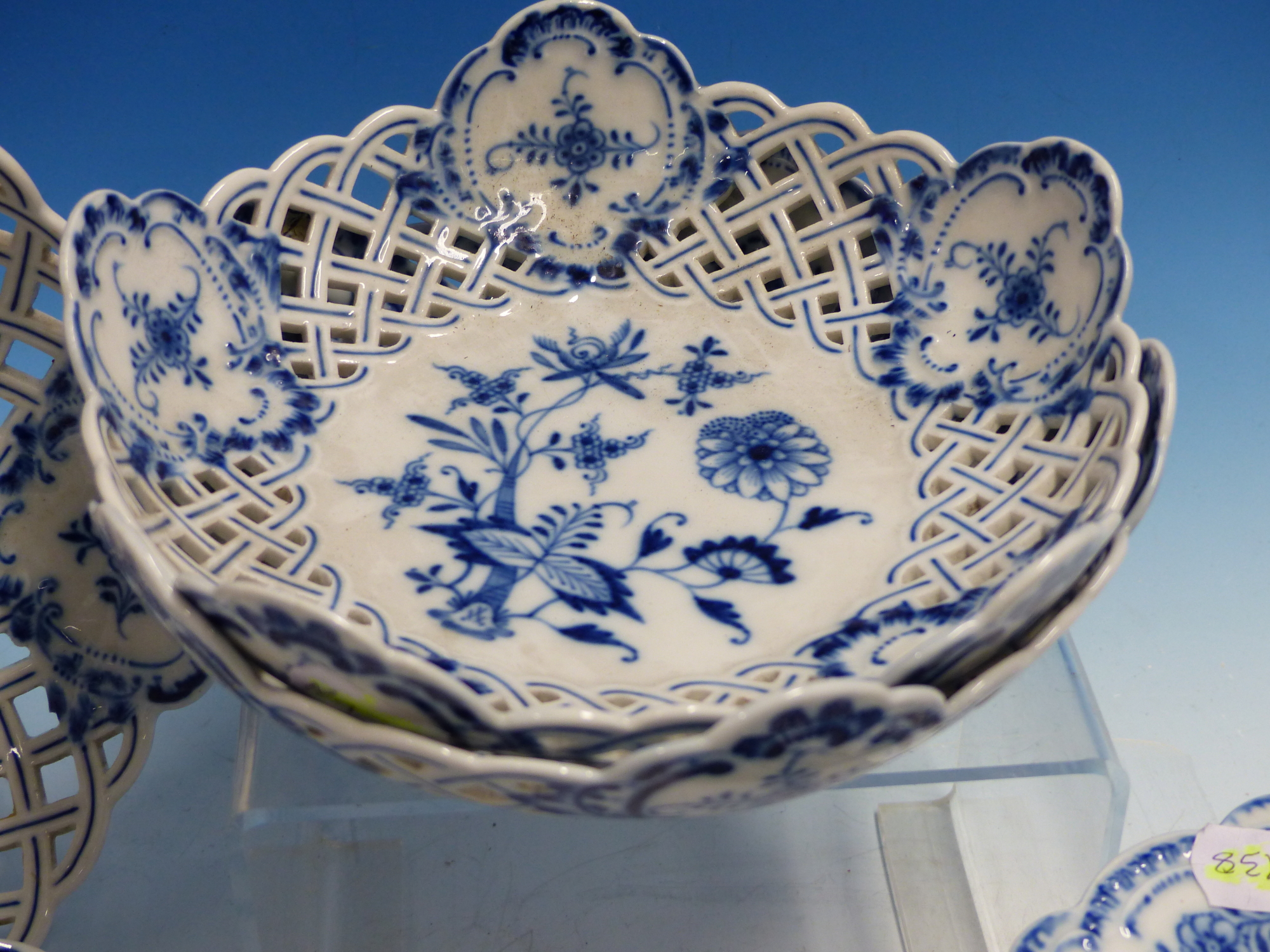 A MEISSEN ONION PATTERN PART DESSERT SERVICE, COMPRISING SEVEN PLATES AND TWO PAIRS OF BOWLS, THE - Image 3 of 9