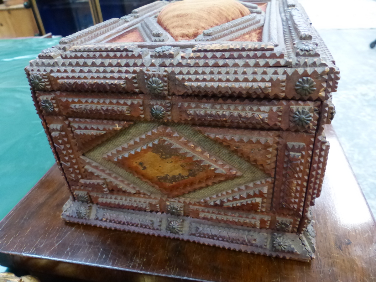 A TRAMP ART CASKET, THE CHIP CARVED WOOD WORK EDGING BROWN VELVET, THE FRONT AND BACK WITH CENTRAL - Image 5 of 24