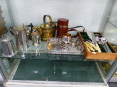 A QUANTITY OF PLATED CUTLERY, A CASED FLASK SET, A BRASS HOT WATER CAN, ETC. (QTY)