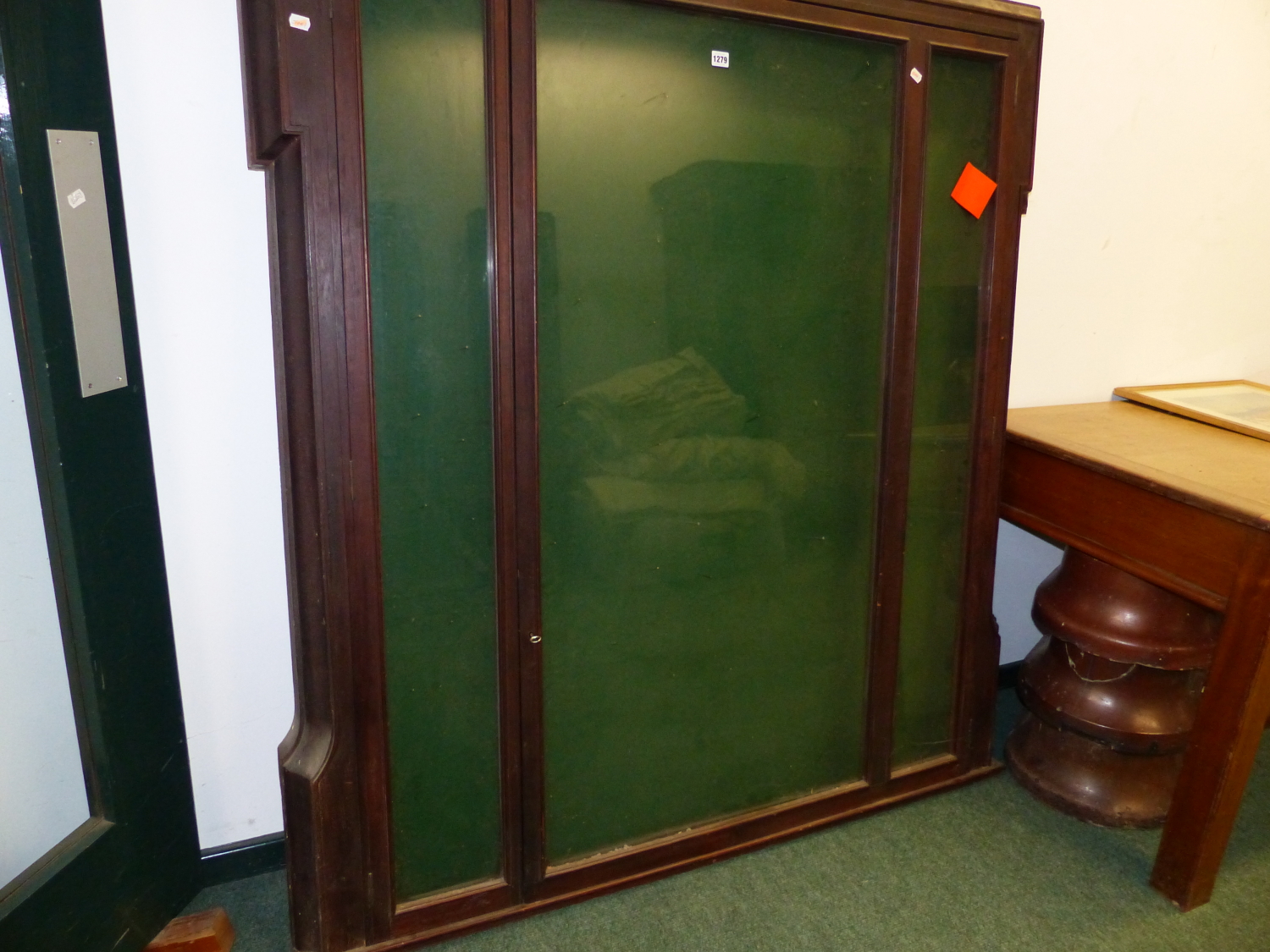 A LATE VICTORIAN MAHOGANY FRAMED GLAZED ROSETTE CABINET OR NOTICE BOARD WITH LOCKING CENTRAL DOOR. - Image 4 of 4