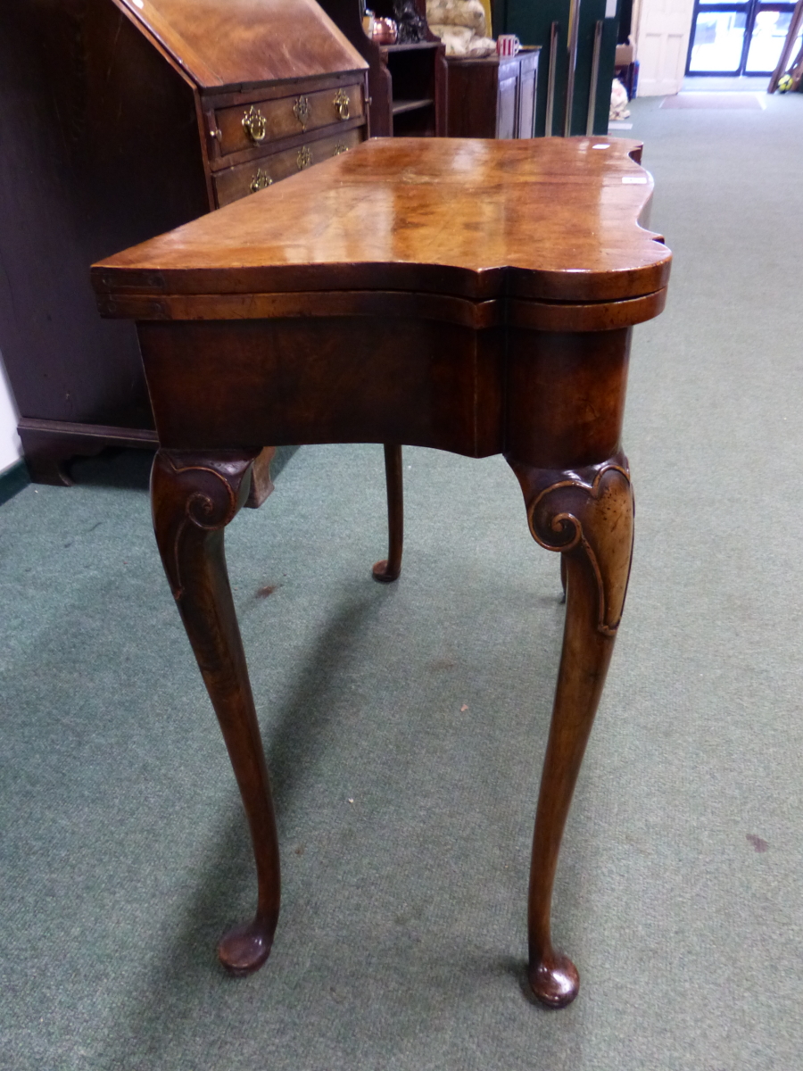 A GEORGIAN STYLE WALNUT FOLD OVER TEA TABLE WITH SHAPED TOP, SMALL FRIEZE DRAWER ON LONG SLENDER - Image 5 of 16