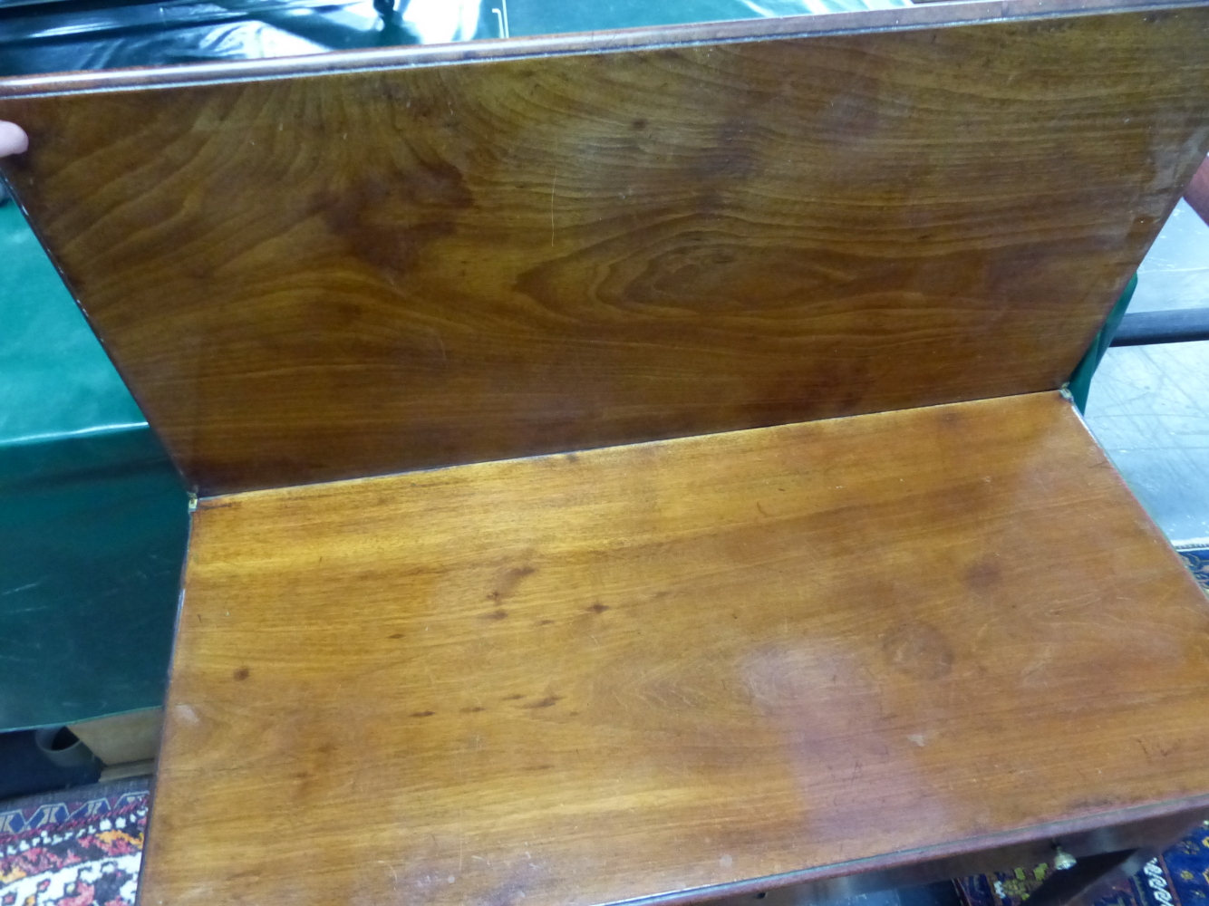 A GEO.III.MAHOGANY FOLD OVER TEA TABLE WITH FRIEZE DRAWER ON PLAIN SQUARE TAPERED LEGS. 88 x 85 x - Image 5 of 5