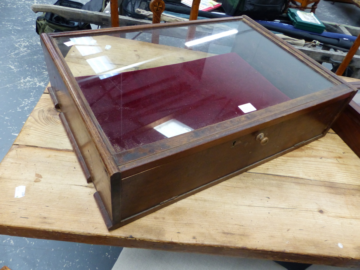 THREE GLAZED MAHOGANY TABLE TOP DISPLAY CASES, THE LARGEST TO TAKE THREE SHELVES. W 57 x D 38 x H