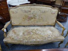 A LOUIS XV STYLE GILT SHOW FRAME SALON SETTEE WITH FLORAL TAPESTRY UPHOLSTERY.