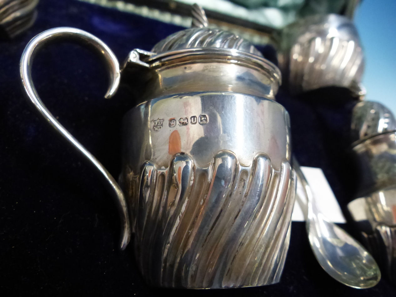 A SILVER HALLMARKED CASED CONDIMENT SET TO INCLUDE TWO PEPPERS, FOUR SALTS AND A MUSTARD POT. - Image 2 of 2