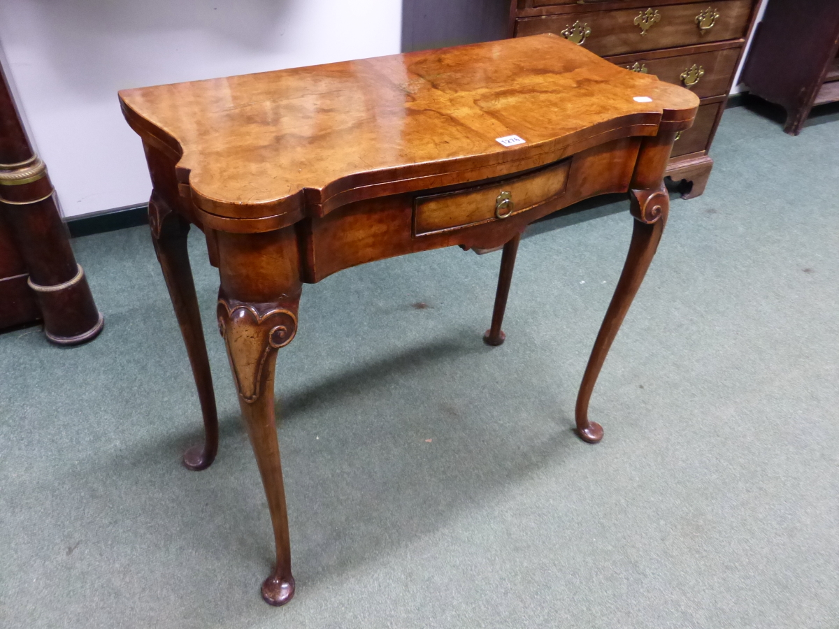 A GEORGIAN STYLE WALNUT FOLD OVER TEA TABLE WITH SHAPED TOP, SMALL FRIEZE DRAWER ON LONG SLENDER