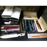 A LARGE COLLECTION OF VINTAGE FOUNTAIN PENS AND OTHERS, MANY IN ORIGINAL BOXES. (QTY)