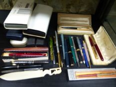 A LARGE COLLECTION OF VINTAGE FOUNTAIN PENS AND OTHERS, MANY IN ORIGINAL BOXES. (QTY)