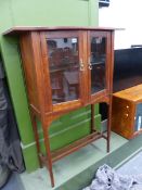 AN ARTS AND CRAFTS STYLE OAK DISPLAY CABINET ON SLENDER SQUARE TAPERED LEGS. 92 x 40 x H.126cms.