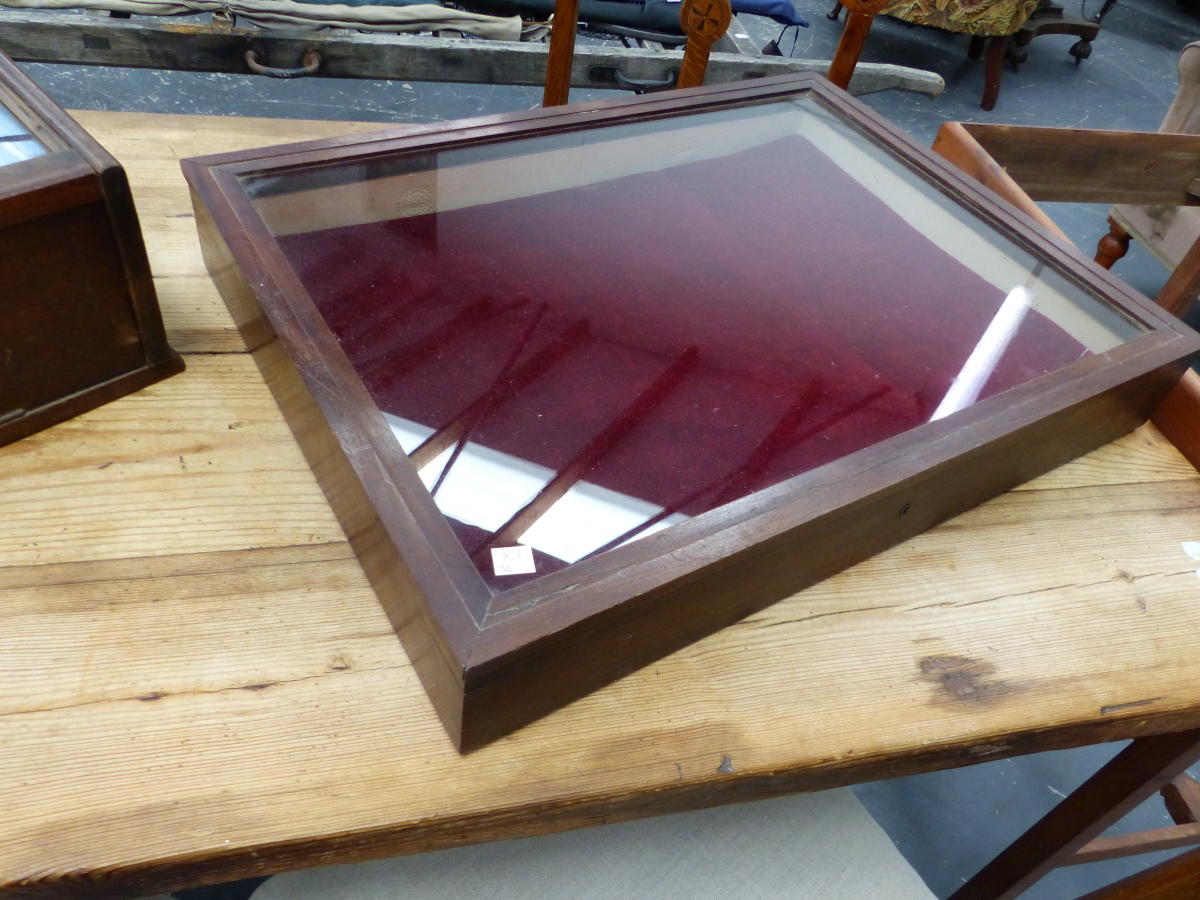 THREE GLAZED MAHOGANY TABLE TOP DISPLAY CASES, THE LARGEST TO TAKE THREE SHELVES. W 57 x D 38 x H - Image 2 of 4