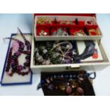 A QUANTITY OF VINTAGE AND OTHER COSTUME JEWELLERY.