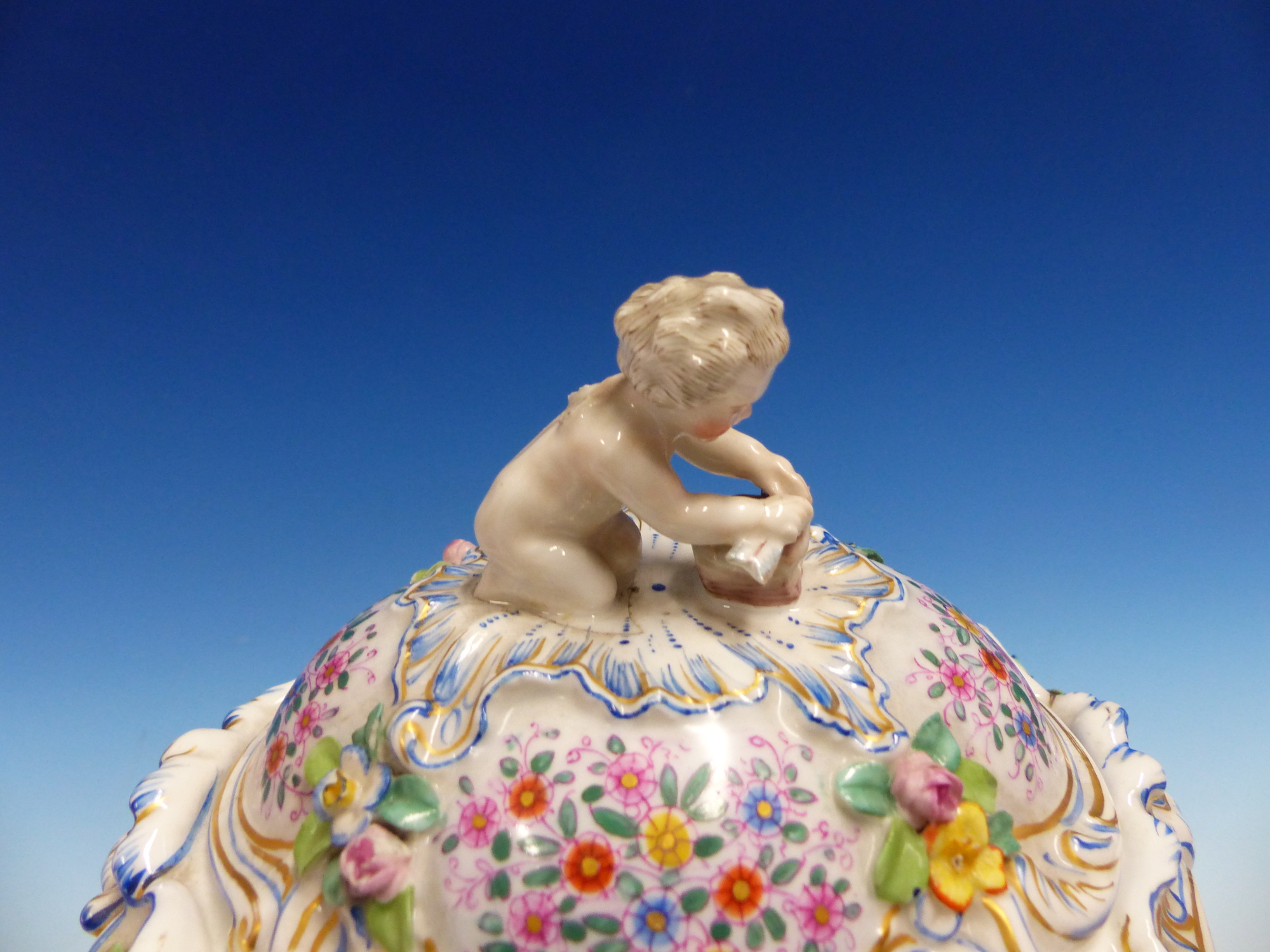 A PASSAU COVERED PORCELAIN BOWL PAINTED WITH BLUE ROCOCO FRAMED RESERVES OF A WATER MILL AND OF A - Image 8 of 11