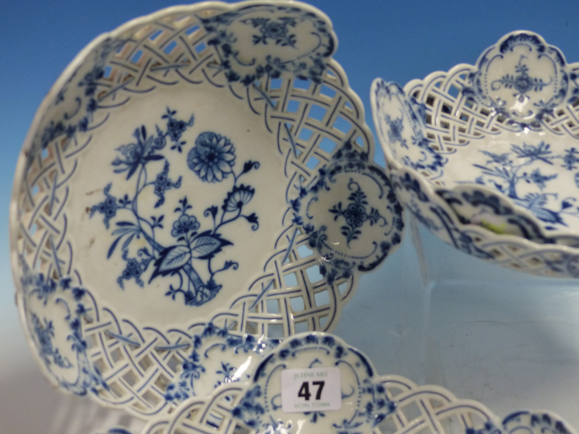 A MEISSEN ONION PATTERN PART DESSERT SERVICE, COMPRISING SEVEN PLATES AND TWO PAIRS OF BOWLS, THE - Image 2 of 9