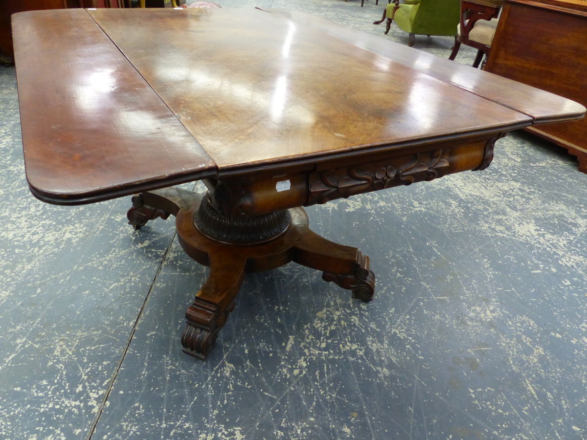 AN EARLY VICTORIAN CARVED MAHOGANY DROP LEAF LIBRARY TABLE WITH TAPERED PEDESTAL AND SCROLL FEET. - Image 6 of 6