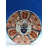 A JAPANESE IMARI DISH WITH THE CENTRAL VASE OF FLOWERS ENCLOSED BY ALTERNATING RIM LAPPETS. Dia.