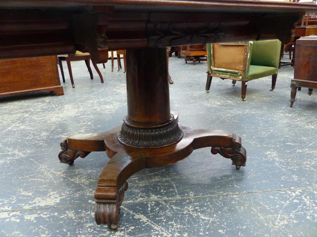 AN EARLY VICTORIAN CARVED MAHOGANY DROP LEAF LIBRARY TABLE WITH TAPERED PEDESTAL AND SCROLL FEET. - Image 4 of 6