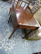 A GEORGIAN MAHOGANY PEMBROKE TABLE WITH ROUNDED FLAPS TO THE RECTANGULAR TOP, A DRAWER TO ONE END