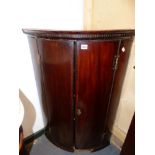 A GEORGIAN MAHOGANY TWO DOOR BOW FRONT CORNER CABINET. W.68 x H.100cms.