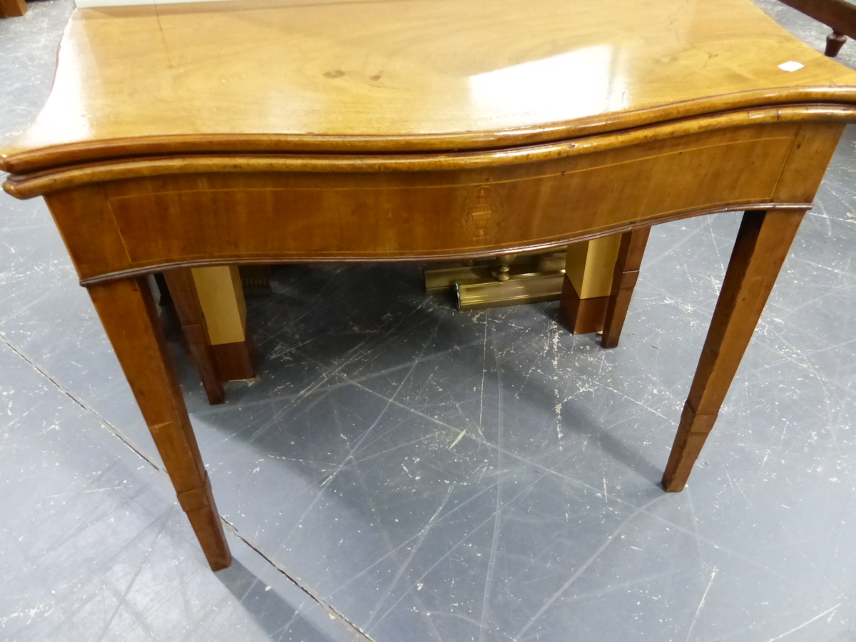 A REGENCY MAHOGANY FOLD OVER CARD TABLE WITH SERPENTINE FRONT ON SQUARE TAPERED LEGS. 86 x 88 x H. - Image 4 of 12