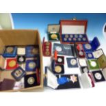 A COLLECTION OF 20th C. CROWN COINS, COMMEMORATIVE MEDALLIONS AND MEDALS, MAINLY CASED.
