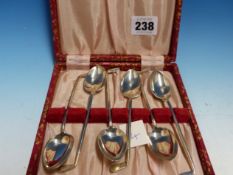 A CASED SET OF HALLMARKED SILVER TEA SPOONS WITH GOLD CLUB HANDLES.