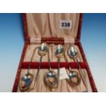 A CASED SET OF HALLMARKED SILVER TEA SPOONS WITH GOLD CLUB HANDLES.