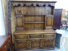 A GOOD BESPOKE GEORGIAN STYLE OAK DRESSER WITH PLATE RACK OVER THREE DRAWERS AND PANEL FRONT