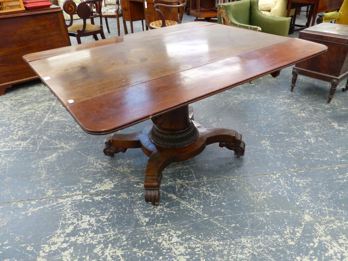 AN EARLY VICTORIAN CARVED MAHOGANY DROP LEAF LIBRARY TABLE WITH TAPERED PEDESTAL AND SCROLL FEET. - Image 3 of 6