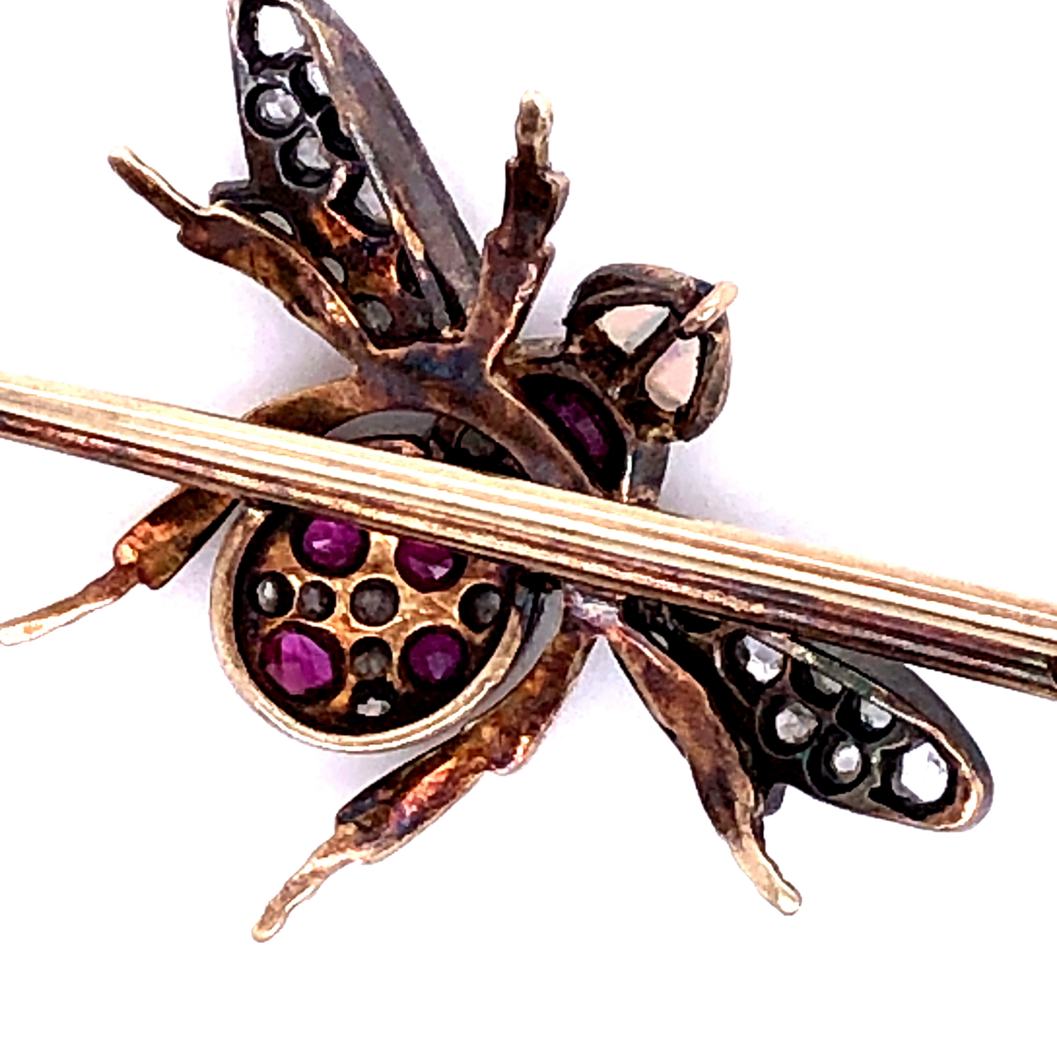 AN ANTIQUE GOLD AND GEMSET BEE BROOCH. THE BODY OF THE BEE IS SET WITH OLD CUT RUBIES AND DIAMONDS - Image 8 of 13