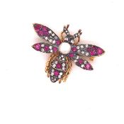 AN ANTIQUE RUBY AND DIAMOND INSECT BROOCH, CENTRED WITH A SINGLE CULTURED PEARL. MEASUREMENT 3.3cm X