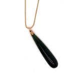 A JADE DROPPER PENDANT ON A 9ct GOLD FOXTAIL CHAIN, CHAIN LENGTH 18", GOLD WEIGHT 2grms, JADE 3.