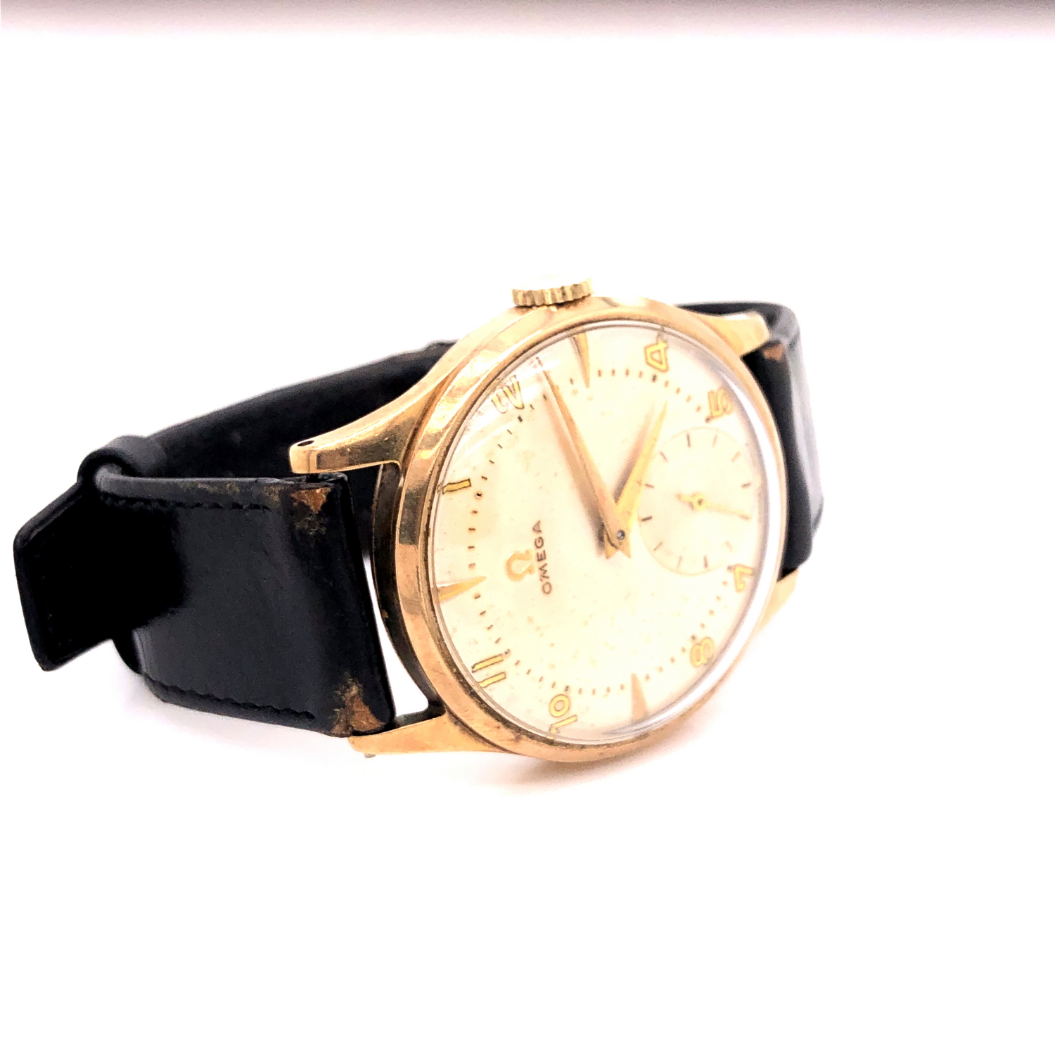 A GENTS VINTAGE OMEGA AUTOMATIC WATCH, DATE WHEEL AT 3PM, GOLD DIAL AND BATONS, ON A REPLACEMENT - Image 2 of 5