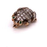 AN EARLY 20th C. DIAMOND AND EMERALD SET FROG BROOCH. THE BODY BEING PAVE SET DIAMONDS WITH