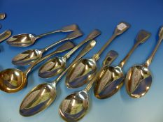 A QUANTITY OF SILVER HALLMARKED CUTLERY TO INCLUDE A SET OF SIX CASED TEASPOONS, A FURTHER SET OF