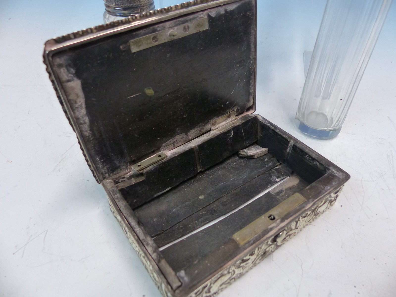 AN ANTIQUE HALLMARKED SILVER RUPOSSE DECORATED EBONY LINED SMALL DRESSING TABLE BOX, TOGETHER WITH - Image 4 of 9