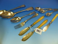 A COLLECTION OF VARIOUS HALLMARKED SILVER TEASPOONS, FISH KNIVES AND OTHER CUTLERY. GROSS WEIGHT