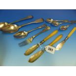 A COLLECTION OF VARIOUS HALLMARKED SILVER TEASPOONS, FISH KNIVES AND OTHER CUTLERY. GROSS WEIGHT