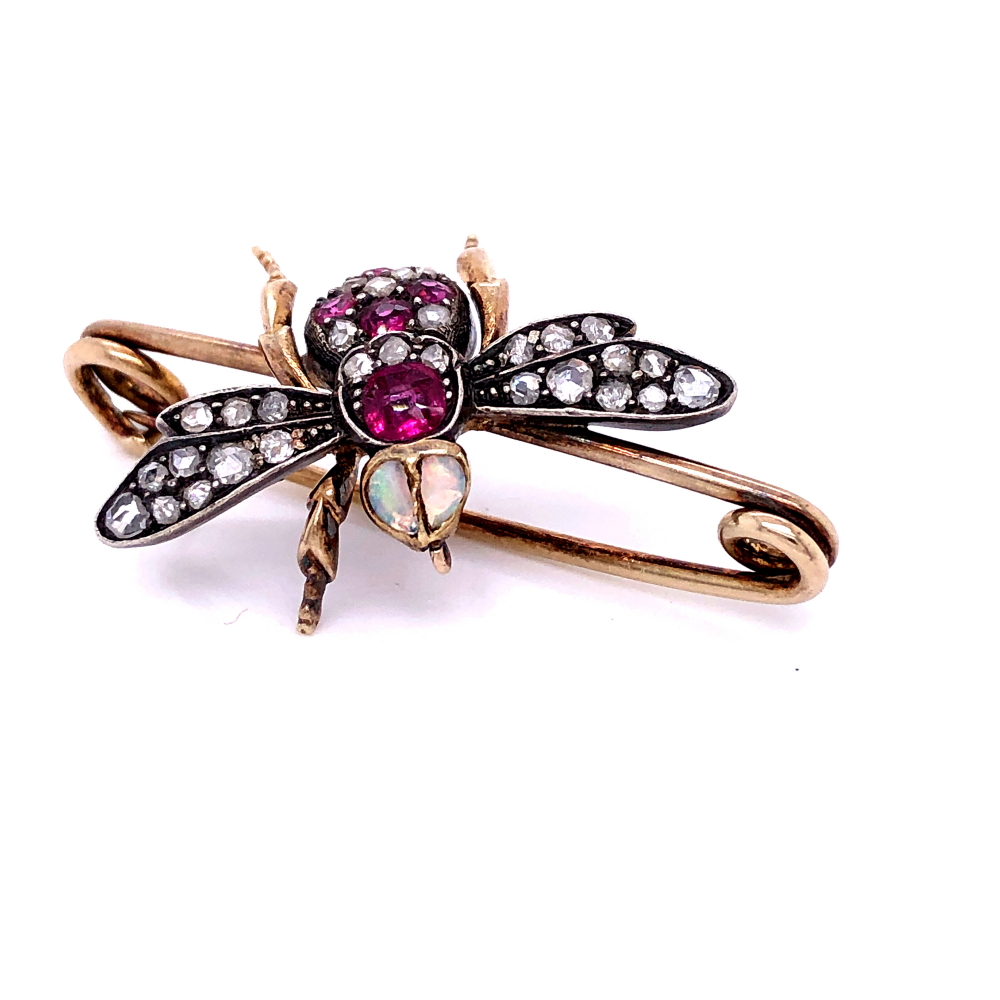AN ANTIQUE GOLD AND GEMSET BEE BROOCH. THE BODY OF THE BEE IS SET WITH OLD CUT RUBIES AND DIAMONDS - Image 2 of 13