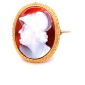 A FINE ANTIQUE GOLD MOUNTED CAMEO BROOCH DEPICTING A CLASSICAL MALE GREEK BUST. MEASUREMENTS 2.