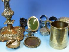 AN ASSORTMENT OF SILVER HALLMARKED AND PLATED TABLE WARE TO INCLUDE NAPKIN RNGS, NUTCRACKER IN THE