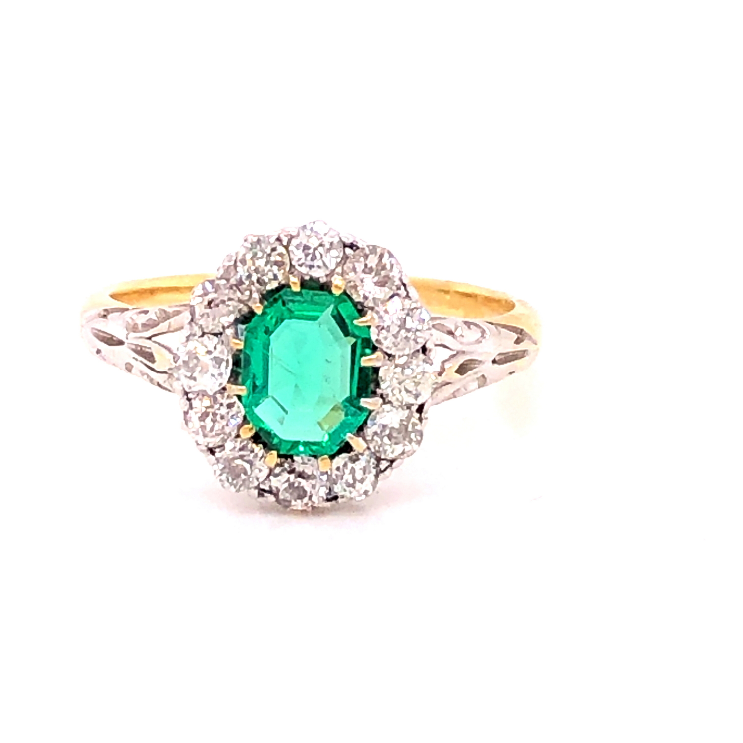 AN EMERALD AND DIAMOND CLUSTER RING. THE PRINCIPLE MIXED CUT EMERALD IN A TWELVE CLAW SETTING - Image 9 of 17