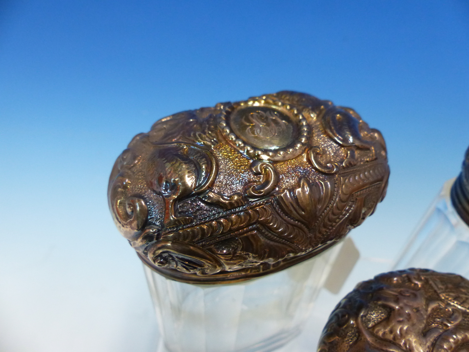 AN ANTIQUE HALLMARKED SILVER RUPOSSE DECORATED EBONY LINED SMALL DRESSING TABLE BOX, TOGETHER WITH - Image 7 of 9