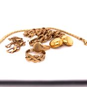 A QUANTITY OF 9ct GOLD TO INCLUDE A PUZZLE RING, A ROPE NECKLACE 38cms, A FLAT LINK BRACELET, AN