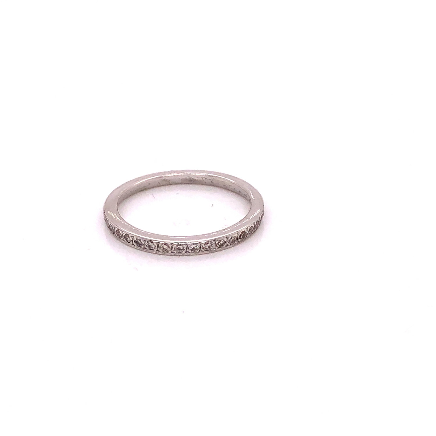 A 14ct WHITE GOLD TWO ROW DIAMOND SET HALF ETERNITY RING. FINGER SIZE M 1/2, GROSS WEIGHT 2.2grms. - Image 2 of 5